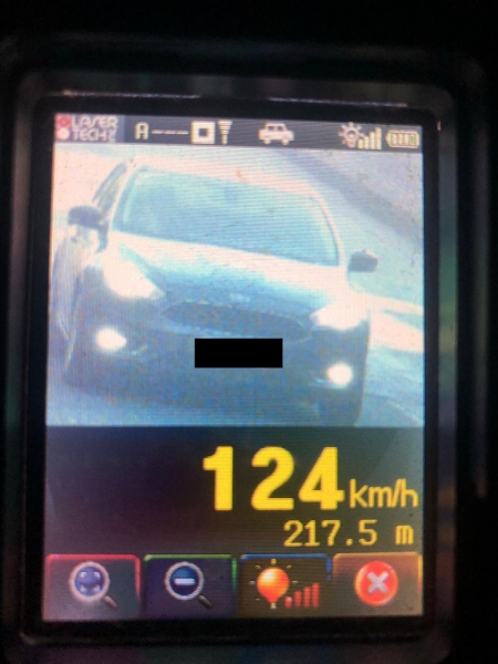 Veículos foram flagrados acima da velocidade permitida. (Fotos: PRE)