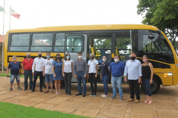 . O veículo tem capacidade para 44 passageiros e dispositivos de acessibilidade, a fim de atender os estudantes com deficiência ou com mobilidade reduzida.(Fotos: Assessoria)