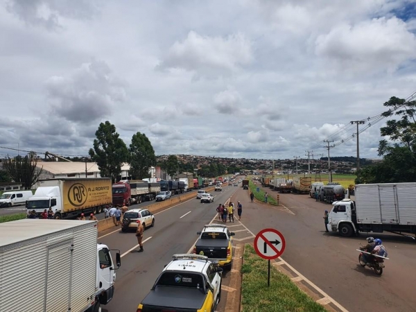 Fila de caminhões na PR-445, durante manifestação de motoristas — Foto: Camila Simili/RPC Londrina