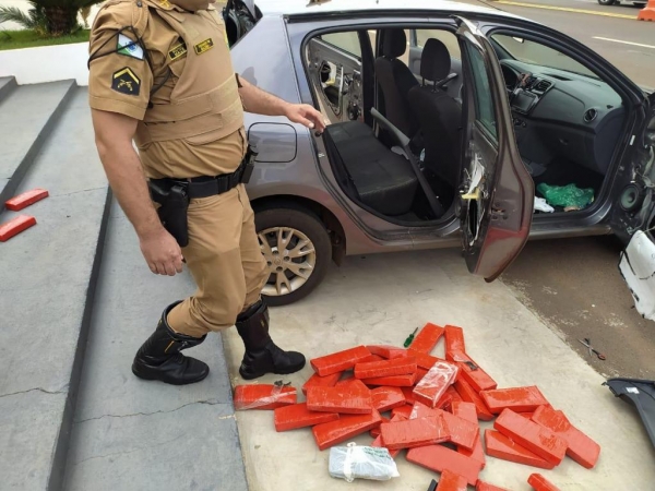 A droga estava escondida no veículo. (Fotos; PRE)