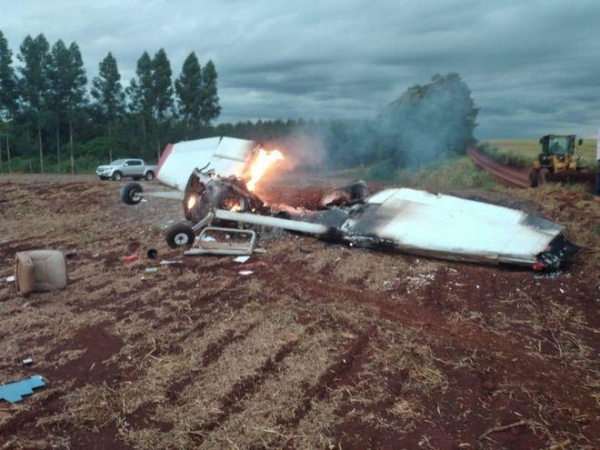 De acordo com o portal ABC Color, morreram na queda o piloto da aeronave, de 28 anos, e o mecânico, de 24.(Foto: ABC Color)