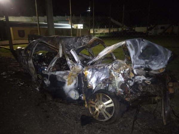 Carro ficou destruído após pegar fogo — Foto: PM/Divulgação