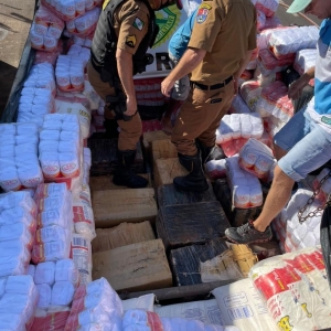 Maconha estava escondida em meio a uma carga de farinha de trigo — Foto: PRE/Divulgação