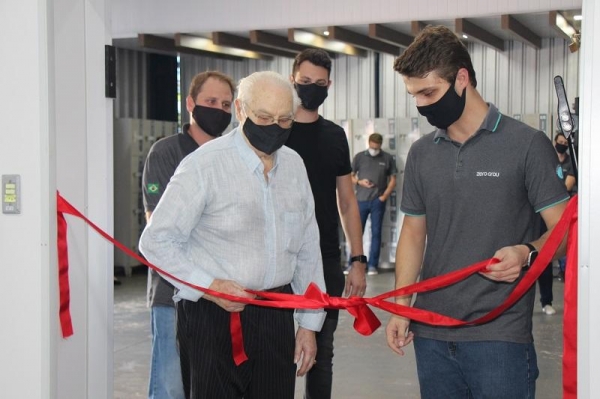 Oscar e Gabriel Arndt descerraram a fita que inaugurou oficialmente o Centro. (Fotos: Portal Nova Santa Rosa)