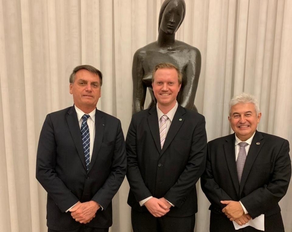 Jairo Gund está ao lado do presidente Jair Bolsonaro e do ministro Marcos Pontes.(Foto: Divulgação)