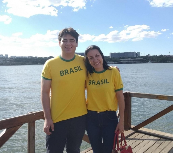 João Pedro com a professora Carlise: destaque na Febrace. (Foto: Divulgação)