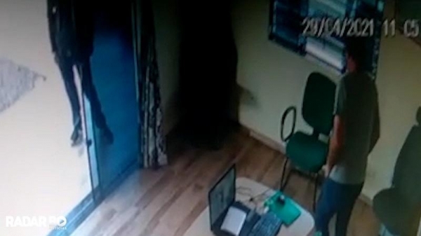 Imagens da câmera de segurança. (Foto: reprodução)