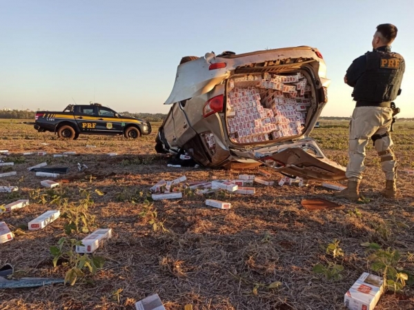 O motorista, que não utilizava cinto de segurança, foi projetado para fora do veiculo. (Foto: PRF)