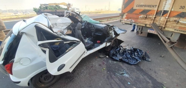 Carro ficou destruído depois de bater na traseira do caminhão — Foto: Fernando Lopes/RPC