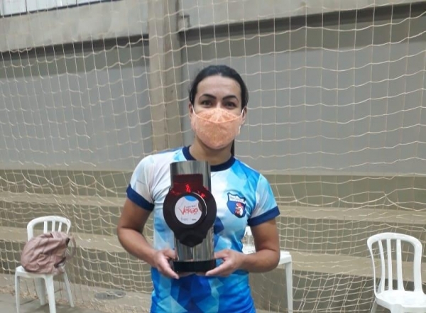 A atleta Dulce da Estofaria Friedrich ganhou o troféu de craque do jogo na partida de ontem.(Foto: Arquivo Pessoal)