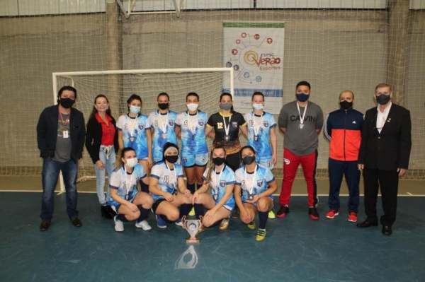 Equipe da Estofaria Friedrich recebendo o troféu. (Foto: Arquivo Pessoal/Ricardo Friedrich) 