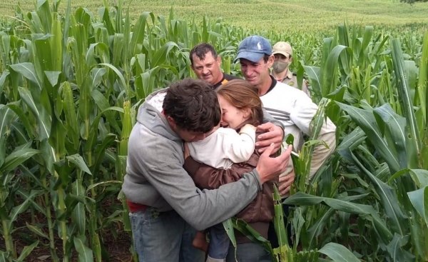 Criança foi encontrada pelo vizinho, que ajudava nas buscas, após mais de 16 horas, em Francisco Beltrão — Foto: Assessoria de Comunicação de Francisco Beltrão/Divulgação