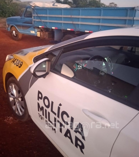 Foi realizado patrulhamento, e durante as buscas os PMs foram informados de um veículo abandonado na Avenida Maripá(Foto: Aqui Agora)