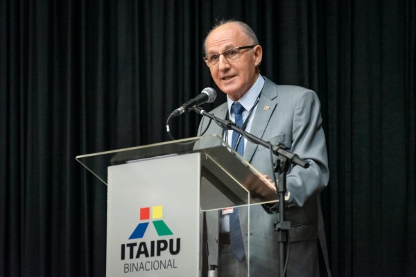General Ferreira fala aos empregados da Itaipu. Foto: Rubens Fraulini/IB. 