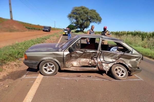 Carro foi atingido na lateral, na PR-180 — Foto: PRE/Divulgação