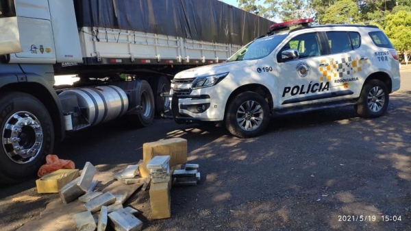 Caminhoneiro é preso com grande quantidade de cocaína em rodovia de Palmital — Foto: Polícia Militar Rodoviária/Divulgação
