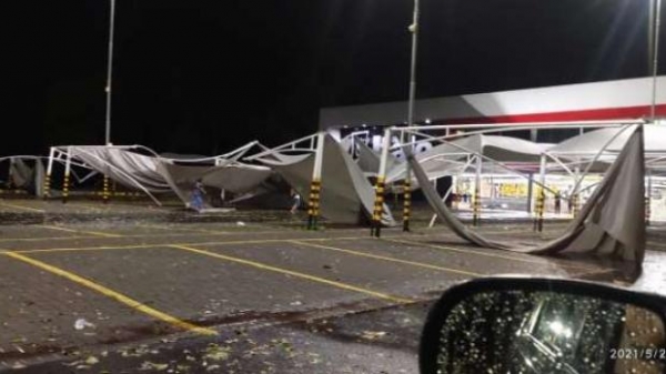 Segundo Corpo de Bombeiros e a Defesa Civil foram 199 chamadas de pessoas que tiveram casas destelhadas ou para desbloquear ruas e avenidas. (Fotos: Catve/Divulgação)