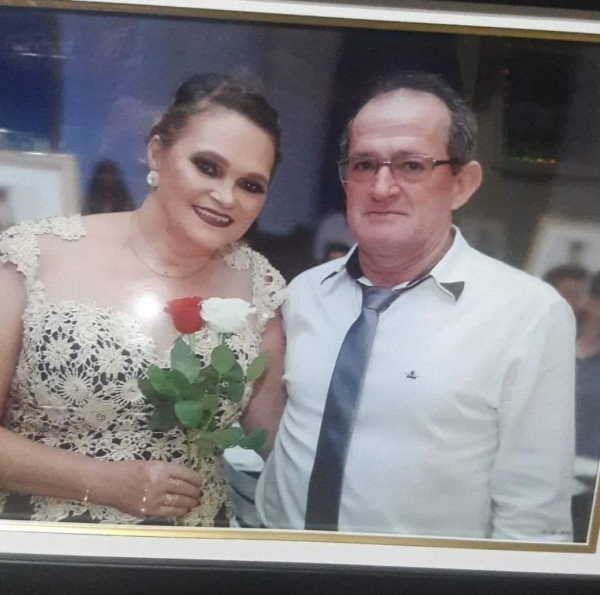 Os rondonenses Nair e Vilson: ele faleceu dia 17 de maio e ela nesta sexta-feira (04) vítimas da Covid19 | FOTO: Divulgação/ Facebook Marechal Cândido Rondon perdeu nesta sexta-feira (04) mais vidas para a Covid-19. A rondonense Nair Schneider faleceu após mais de 17 dias lutando contra o vírus.  Natural de Três Passos, Rio Grande do Sul, Nair era Agente Educacional I no Colégio Marechal Rondon há muitos anos.  Seu marido, Vilson de Borba havia falecido em decorrência das complicações do vírus no dia 17 de maio, há menos de vinte dias. Ele era borracheiro, proprietário da Borracharia do Borba. Quando faleceu, Nair já estava internada.  Os dois tinham 58 anos e ainda não haviam sido vacinados. O casal tinha cinco filhas.  Grande tristeza toma conta dos perfis das redes sociais dos familiares e amigos, que pediam orações, força e misericórdia.  Além da Nair, também faleceu, hoje (04), Artur Barrio, popular Titu, baixinho do extintor. Ele tinha 50 anos e sofria de trombose, sequela de um acidente de moto.  Com estes óbitos, Marechal Cândido Rondon chega a 93 vidas ceifadas pela Covid-19.  Portal Rondon  FacebookWhatsAppTelegramTwitter ASSUNTOS RELACIONADOS:COVID19DESTAQUE ÚLTIMAS NOTÍCIAS POPULARES POLÍTICA18 minutos atrásVídeo mostra “ministério paralelo” orientando Bolsonaro contra vacinas ECONOMIA48 minutos atrásAcúmulo de crises faz Brasil ter maior nº de desempregados de longa duração AGRICULTURA1 hora atrásPesquisadores da Unioeste desenvolvem horta comunitária com plantas medicinais GERAL2 horas atrásCasos de violência doméstica estão subnotificados na pandemia EDUCAÇÃO2 horas atrásAtividade Paraná acontece na próxima quarta-feira (9) para a rede estadual GERAL2 dias atrásVídeo mostra jovens sendo executados em Nova Iguaçu MUNDO4 dias atrásVídeo registra momento em que fenômeno estranho toma conta do céu e intriga moradores POLICIAL E TRÂNSITO2 semanas atrásPolícia encontra arsenal na casa de cunhado de Gilmar Mendes; Valdemir Feitosa foi preso em boca de fumo MUNDO4 dias atrásVídeo mostra momento de desespero em que homens que sentavam em crocodilo são atacados INUSITADO1 semana atrás‘Totalmente desumano o que passei’, diz funcionária demitida após ‘paredão de eliminação’ em empresa de FortalezaEDITORIAS Saúde Política Mundo Economia Esporte Tecnologia Agronegócio