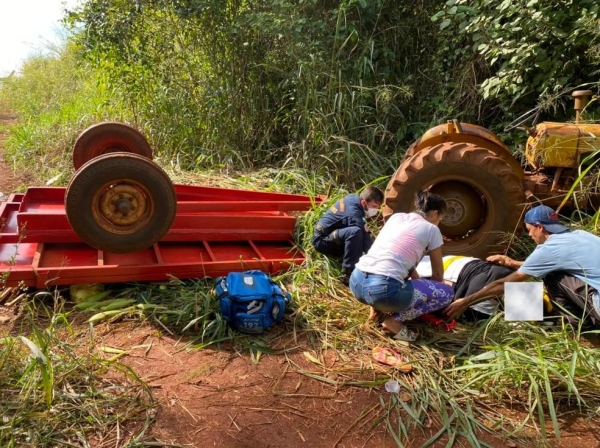 Carretinha que o trator carregava tombou junto com o veículo. — Foto: Divulgação/Operações Aéreas Samu