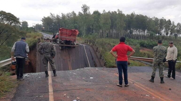 Ponte inaugurada em abril de 2020 desmoronou no Paraguai e causou seis vítimas (Foto: ABC Color)