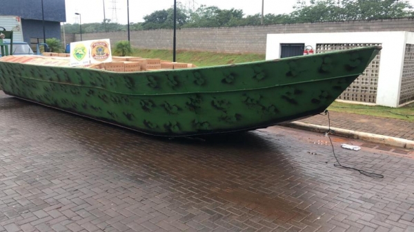  Foi apreendida uma embarcação artesanal de 12m carregada com aproximadamente 700 caixas de cigarros paraguaios. (Foto: BPFRON)