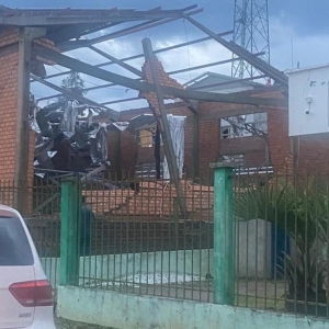 Imóveis ficaram destruídos após passagem de temporal — Foto: Divulgação/Defesa Civil do RS