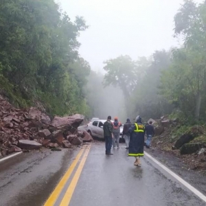 Queda de barreira interrompeu o trânsito da BR-116 em Nova Petrópolis — Foto: Divulgação/PRF