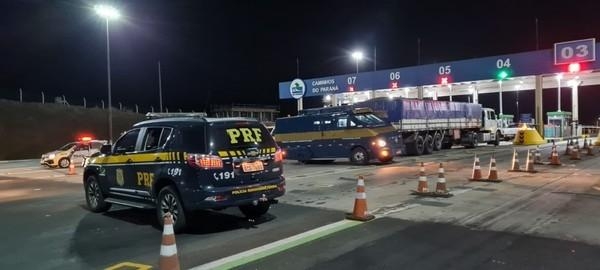 Tentativa de assalto a carro-forte interdita a BR-277, em Porto Amazonas (Foto: PRF/Divulgação )