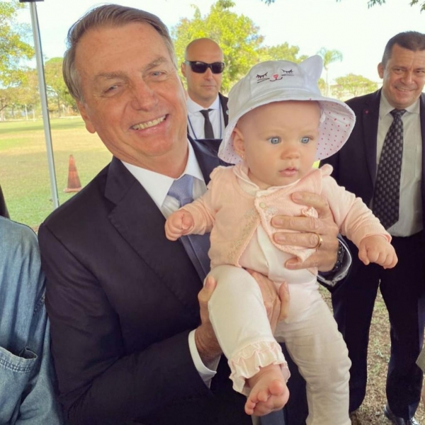 A criança Lara Ferler com o Presidente Bolsonaro. (Foto: Arquivo Familiar)