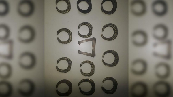 Alças de túmulos foram encontradas dentro de caixa de papelão — Foto: Divulgação/Guarda Municipal