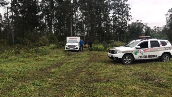 Carros da PM e IGP em atendimento a caso de mulher encontrada morta dentro de mala em Içara — Foto: Rafaela Custódio/Portal Engeplus/Divulgação