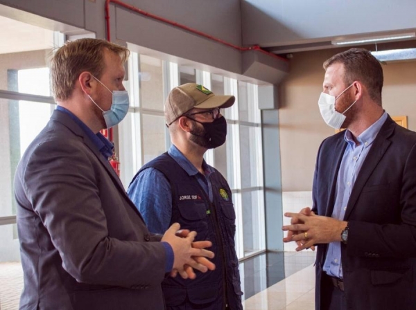 Jairo Gund, secretário-adjunto da Secretaria, Jorge Seif Junior, secretário de Aquicultura e Pesca do Ministério da Agricultura, Pecuária e Abastecimento e Paulo Victor Almeida, Diretor de Negócios do Biopark (Foto: Divulgação )