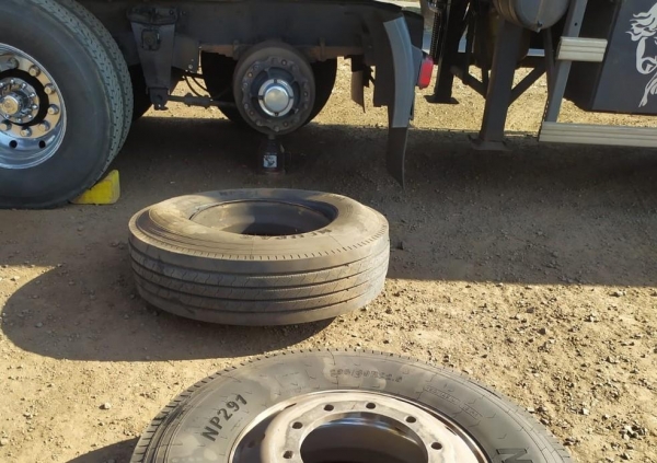 Pneu estourou no momento em que estava sendo colocado no caminhão — Foto: Polícia Militar