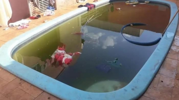 A piscina, conforme imagem divulgada pelo tenente Emerson Castro, estava praticamente abandonada.(Foto: Tem Londrina)