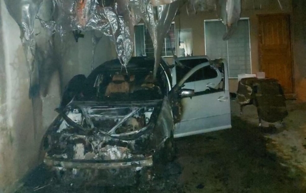 Carro foi incendiado em Cascavel — Foto: Polícia Militar