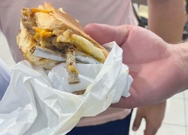 Estabelecimento devolveu o dinheiro e também deu um novo lanche a ele Foto: Divulgação