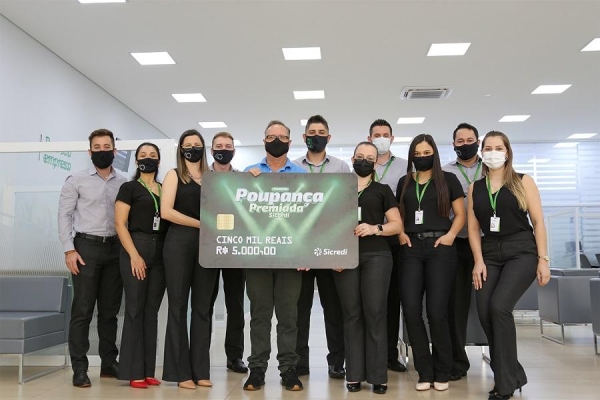 A entrega do sorteio aconteceu na agência do Sicredi em Tupãssi. Foto: Jéssica Dona.