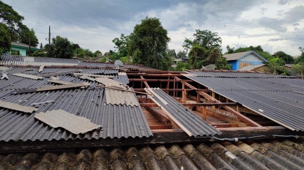 Casas ficaram destelhadas por conta da chuva e do vento forte — Foto: Divulgação/Corpo de Bombeiros