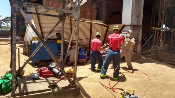 Resgate dos corpos durou cerca de uma hora — Foto: Corpo de Bombeiros