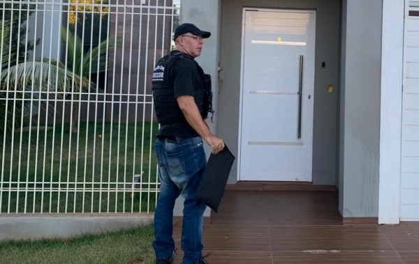 Agentes cumprem mandados de busca e apreensão — Foto: Polícia Civil
