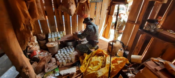 O preso, as armas e o material apreendido foram entregues na delegacia de Capanema. (Foto: PMPR)