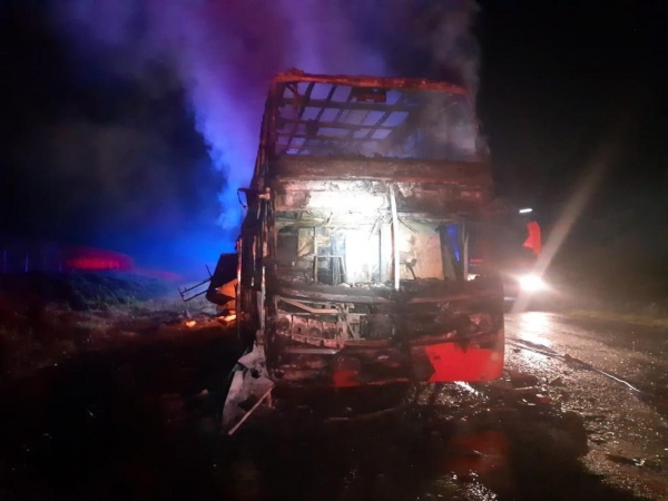 Ônibus com mais de 50 pessoas pegou fogo, na BR-376, em Ponta Grossa — Foto: Divulgação/PRF