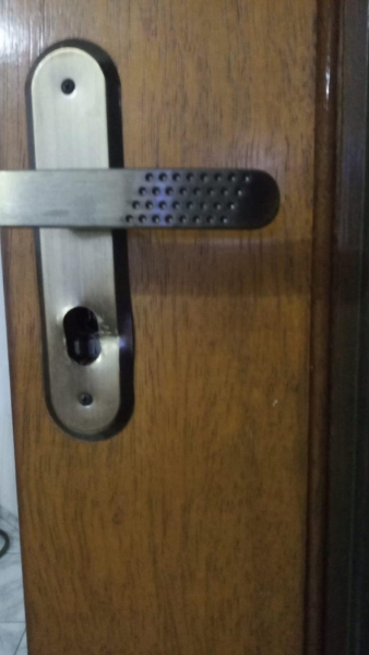 A fechadura da porta ficou danificada. (Foto: Portal Nova Santa Rosa)