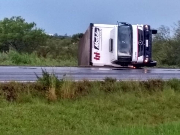 Caminhão tombou com a força do vento em Guaíba — Foto: RBS TV/Reprodução