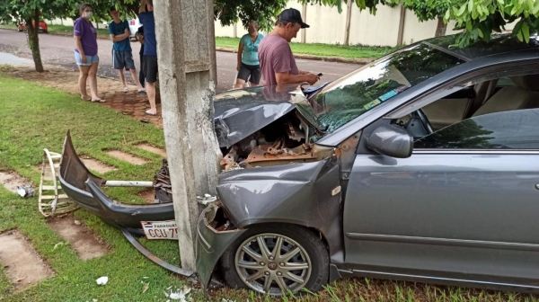 A frente do veículo ficou destruída. (Fotos: Portal Nova Santa Rosa)