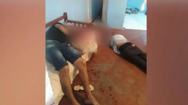 Os  dois homens foram alvejados com tiros na região da cabeça. (Fotos: Portal Catve)