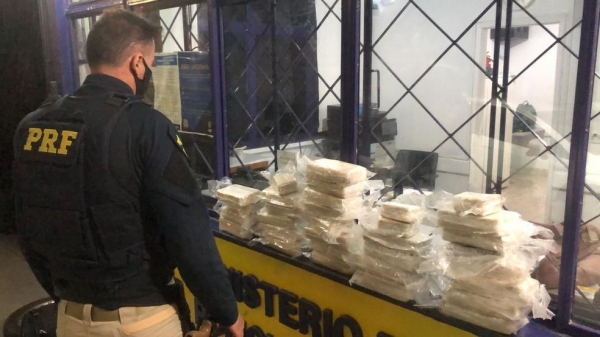 Motorista e passageira são presos com mais de 30 kg de crack escondidos dentro de tanque de combustíveis na BR-376 — Foto: Divulgação/PRF