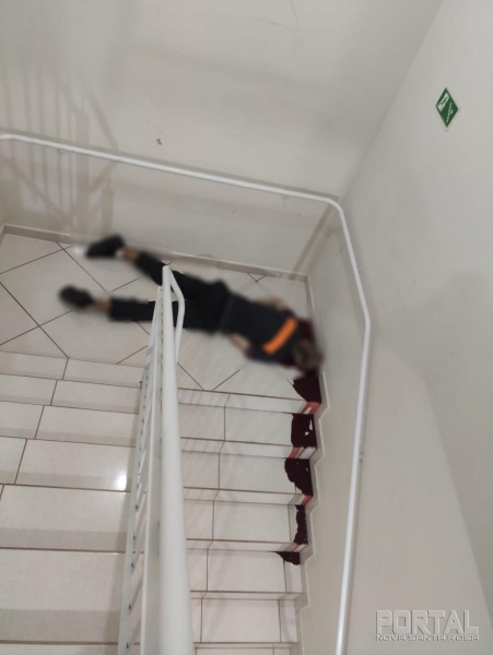 A vítima morreu na escadaria do prédio. (Fotos: Portal Nova Santa Rosa)