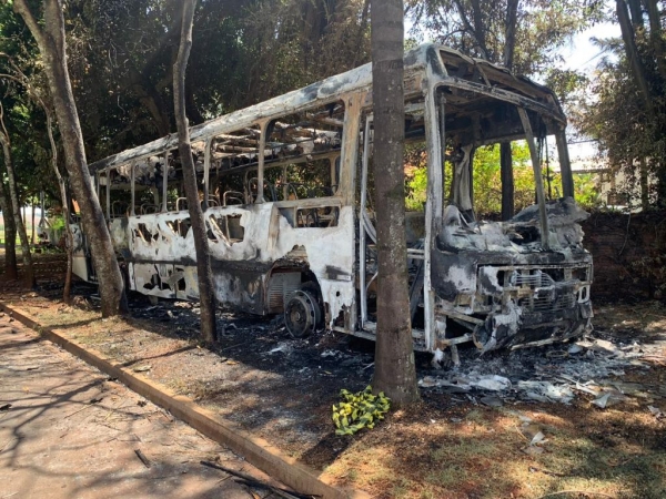 O coletivo ficou destruído. (Fotos: Portal Nova Santa Rosa)