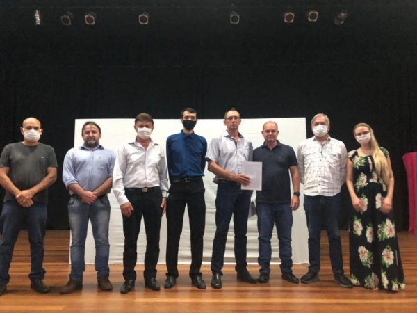 Noli Ernesto Schirmer e Orlando Schulz Junior (ao centro com estatuto na mão), presidente e vice, apoiados pelas autoridades, entidades e organizadores do evento. Vale ressaltar que a diretoria é formada por 15 membros de todas as classes representativas. Foto: Divulgação